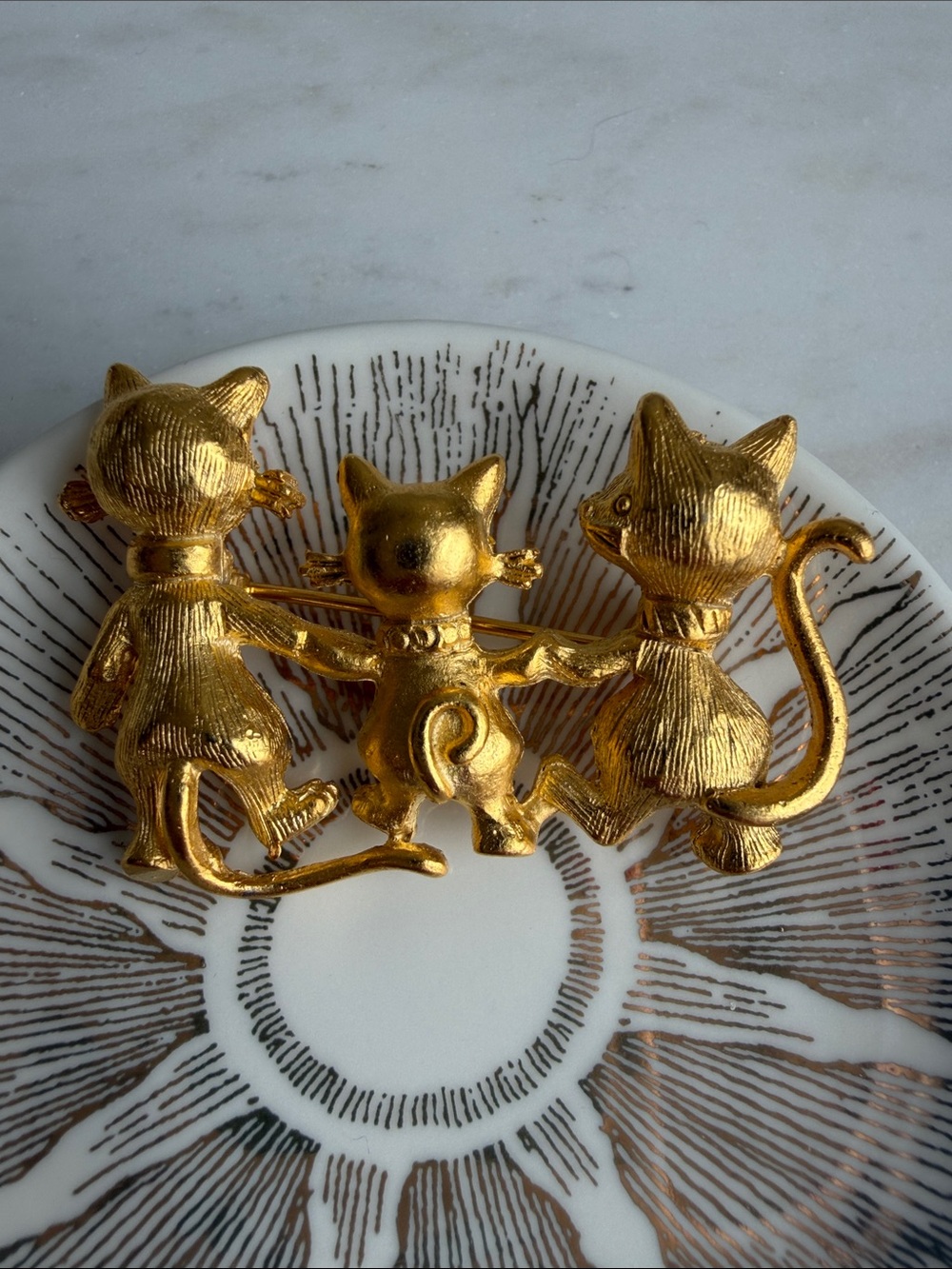 Vintage Gold Cat Trio Brooch- Whimsical - Picture 2 of 6